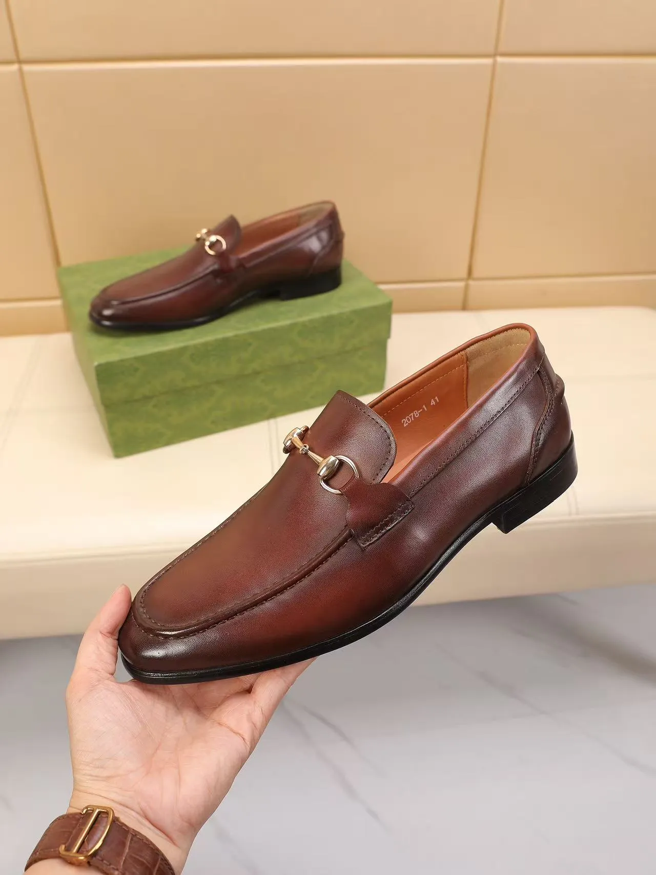 Men's men's shoes 💰440 🆘【GUCCI】Gucci ·🐂里· Hot-selling beanie shoes, top brand luxury, top quality, latest fashion beanie shoes.. The upper is made of original high mercerized smooth cow suede. (Full top-layer water-dyed 🐂 leather and lining). The original stylish and stylish soft rubber wear-resistant and non-slip outsole is light and comfortable on the foot, available in 2 colors! Matching code: 39-45 (38.46. Customized)